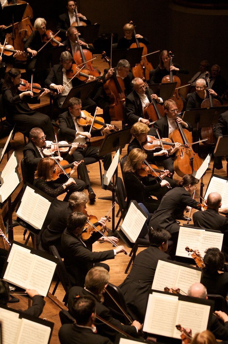 Orchestre symphonique en concert sur scène