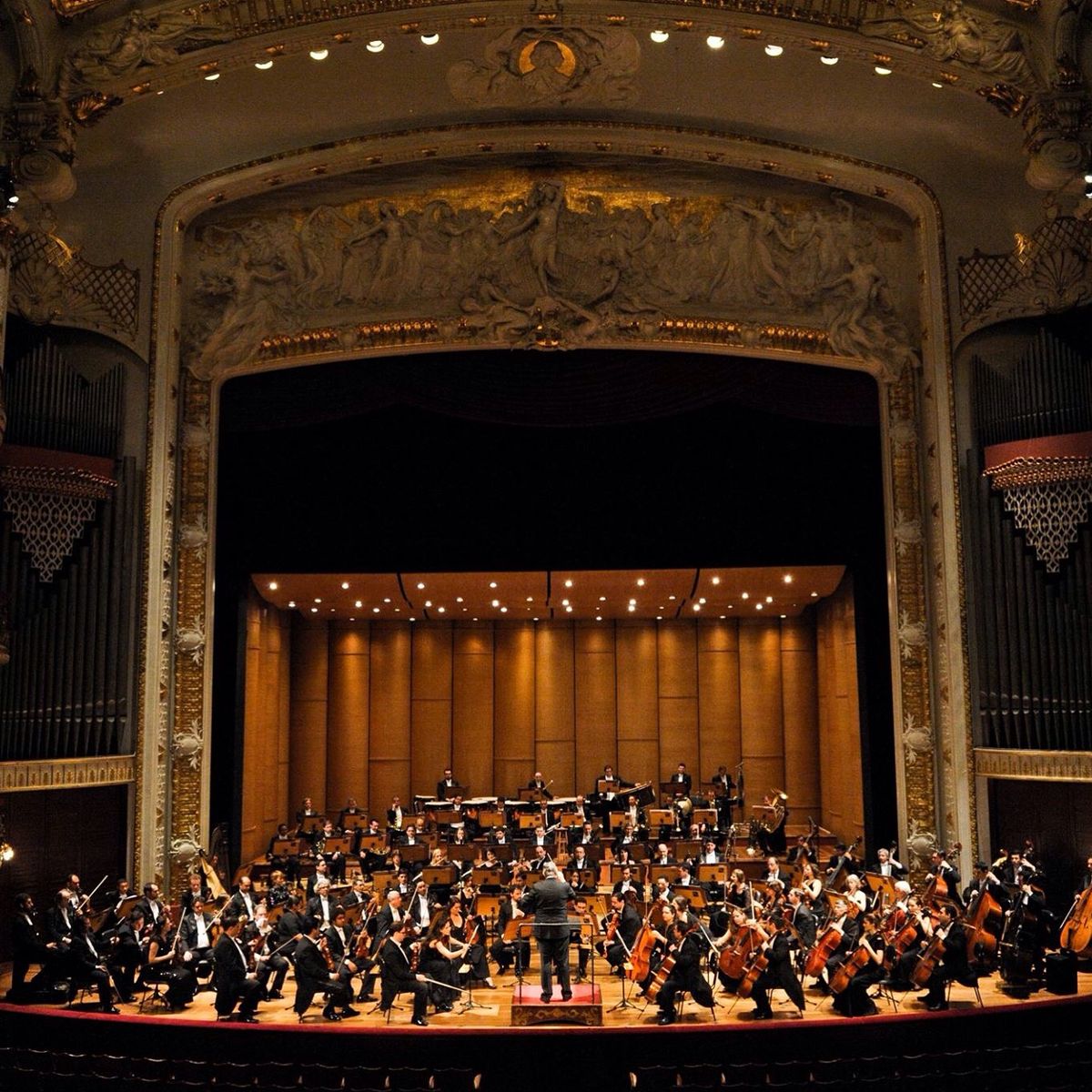 Grand orchestre symphonique dans une salle historique