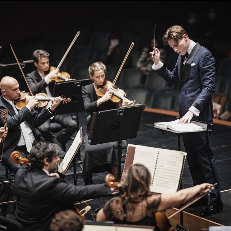 Chef d’orchestre dirigeant les cordes sur scène